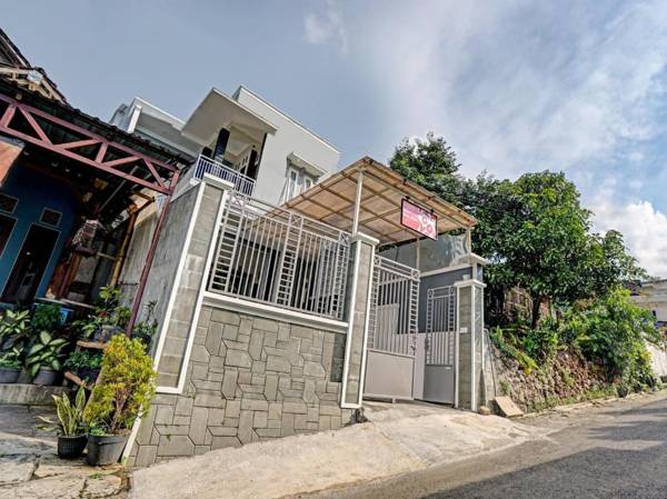 OYO 90472 Villa Dua Dua