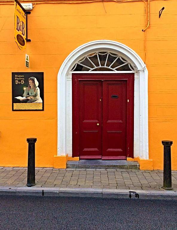 Cashel Town Center INN