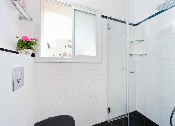 Modern Apt w/ Balcony Near The Beach by Sea N' Rent