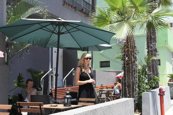 Crown Sea Apart Hotel