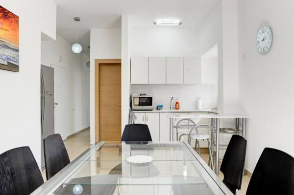 Fresh 2BR in Reines by HolyGuest