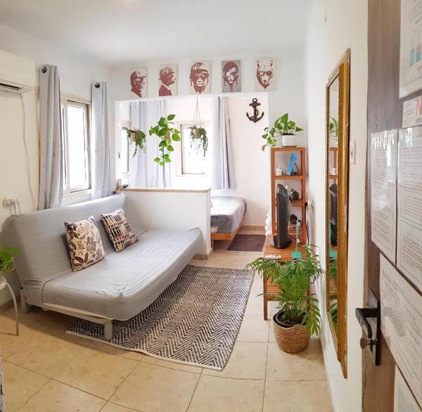 Aharonson's - 1 minute to the beach