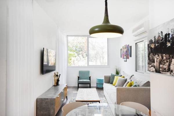 Quiet 1BR on Gordon Beach by HolyGuest