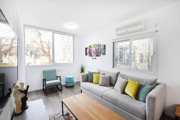 Quiet 1BR on Gordon Beach by HolyGuest