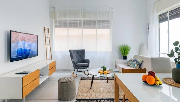 Modern Apartment w/ Garden 2 min from the Beach