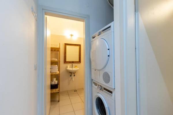 Modern Apartment w/ Garden 2 min from the Beach