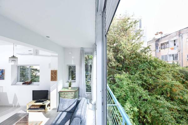 Bright and green W a lot of style super quiet by Sea N' Rent