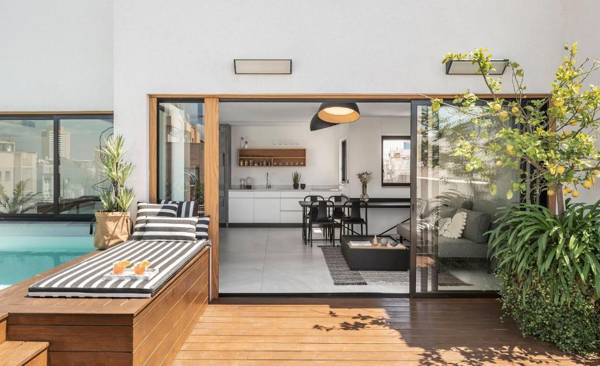 Mr. Louis - By TLV2GO