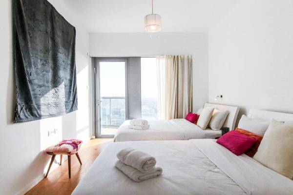 FeelHome - Magical Sea View Apartment with Pool Gym Parking