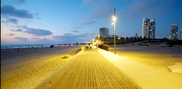 1351 דירת סטודיו עם מרפסת מול הים