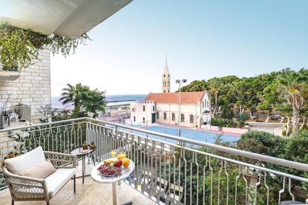 Deluxe 2-Bedroom Jaffa Dreams with Pool & Parking