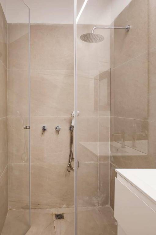 RENOVATED LARGE 3RM APARTMENT 5 MIN FROM THE BEACH