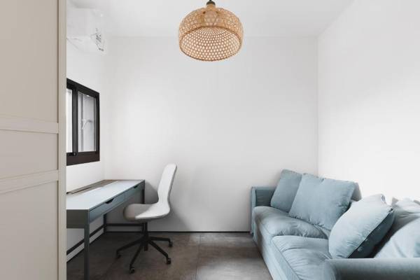 Workspace - Neta's art & design apartment by TLV2RENT