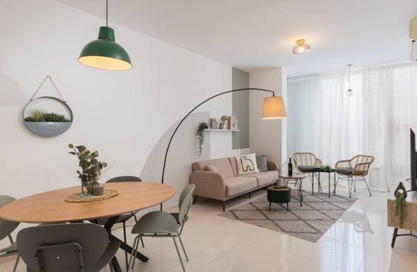 Spacious Lighted 2 bedrooms apt near the beach