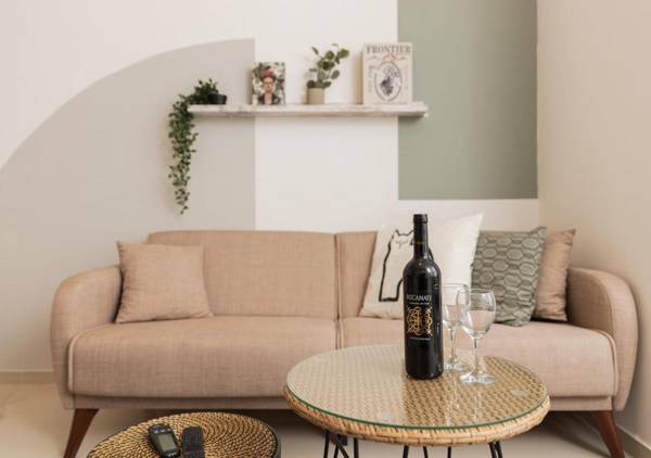 Spacious Lighted 2 bedrooms apt near the beach