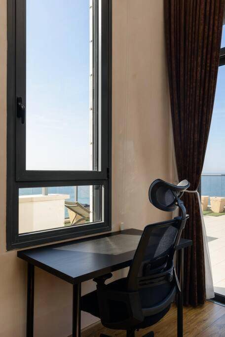Workspace - Jacuzzi Penthouse with Sea View in Natanya