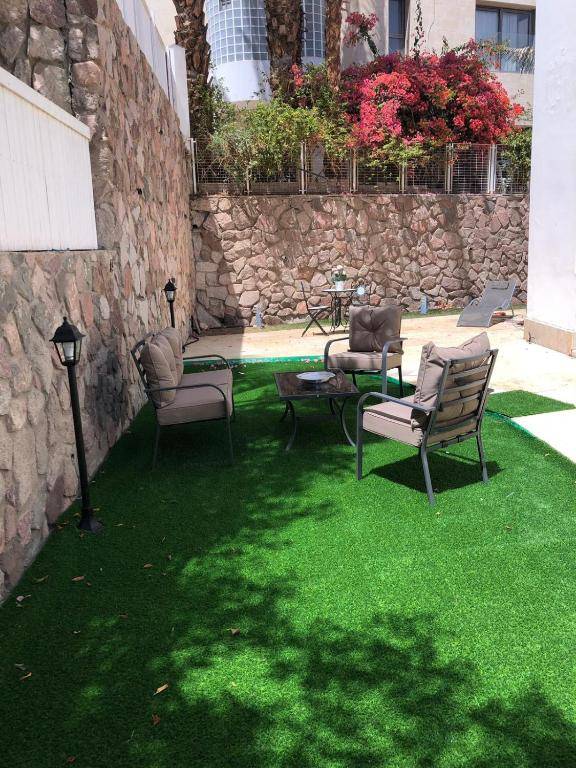 Nice Suite for 2 pers with garden swimming pool 300 meters from the beach