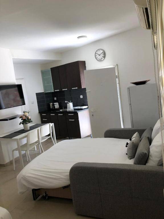 Nice Suite for 2 pers with garden swimming pool 300 meters from the beach