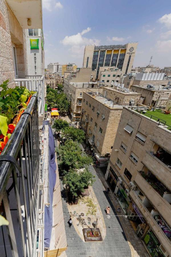 Trendy Balcony ApartmentBen Yehuda St Jerusalem!