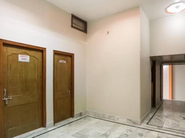 SPOT ON 78162 Maitri Paying Guest House