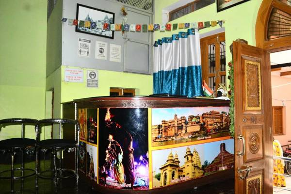 SPOT ON 77097 H R Paying Guest House