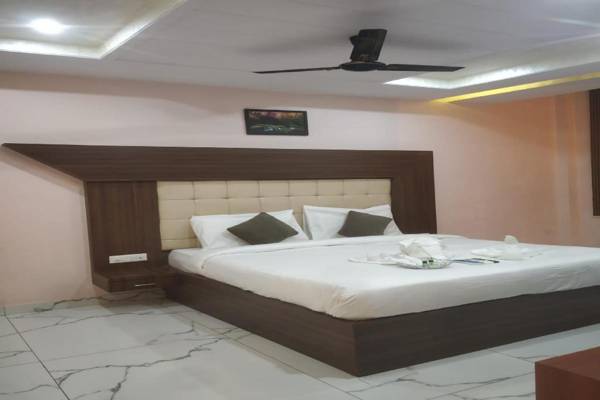 OYO 83006 Hotel Mannat Inn