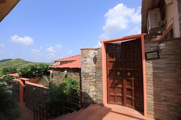 Vijaygarh Resort & Cottages with Pool
