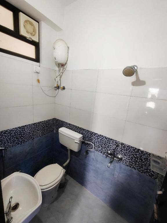 TicAna Studio with all amenities lake view & terrace garden Ac Kitchen wifi