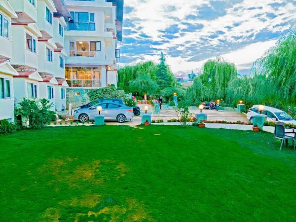 Royal Jardin Whistling Pines Resort