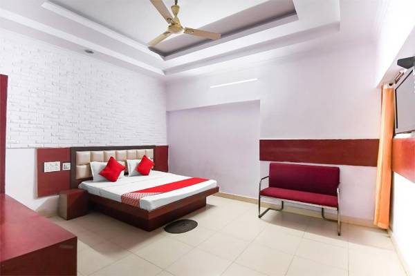 OYO 84859 Hotel Preet Palace