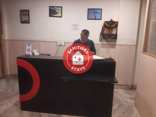 OYO 4930 Stay EM Residency