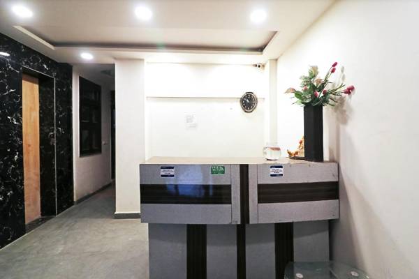 OYO 42622 Admiral Suites