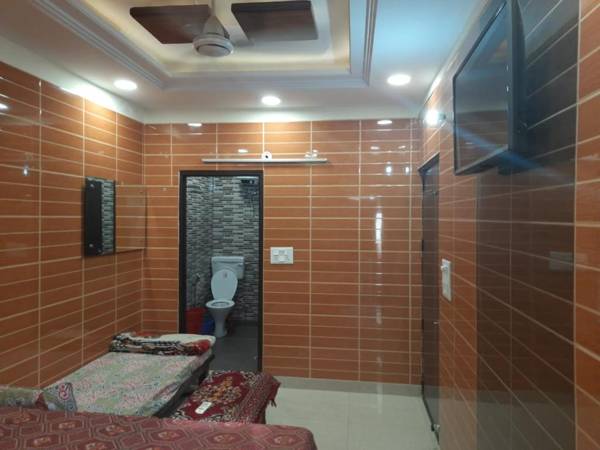 Couples friendly south delhi foreigners place very safe for women and solo travellers along with private kitchen and washroom located in the heart of delhi lajpat nagar just steps away from the famous central markrt cal 9212174700