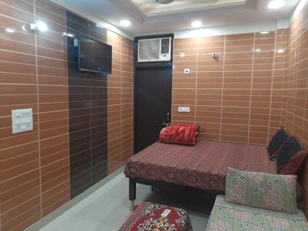 Couples friendly south delhi foreigners place very safe for women and solo travellers along with private kitchen and washroom located in the heart of delhi lajpat nagar just steps away from the famous central markrt cal 9212174700