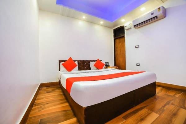 OYO Flagship 70121 Savera Inn