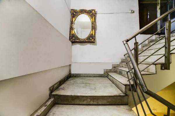 OYO Flagship 70121 Savera Inn