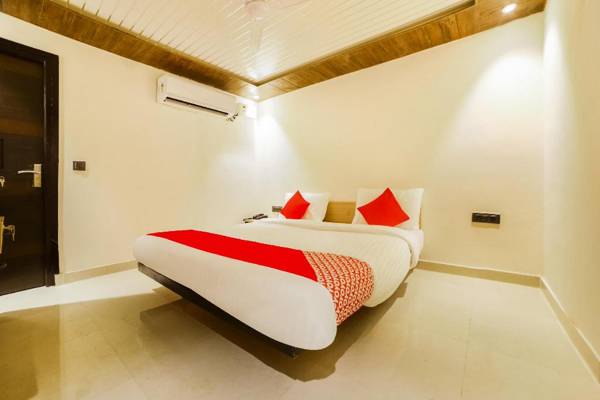 Collection O 80122 Pitampura Residency