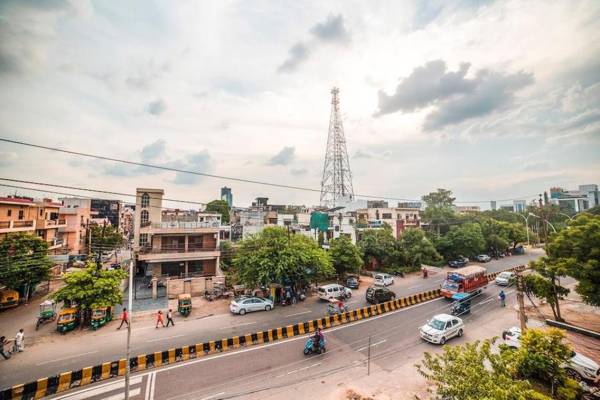 FabHotel Noida Suites