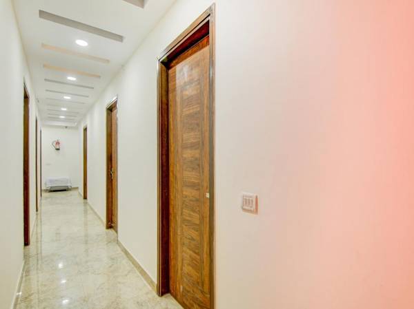 OYO 77554 Red Carmine Deluxe