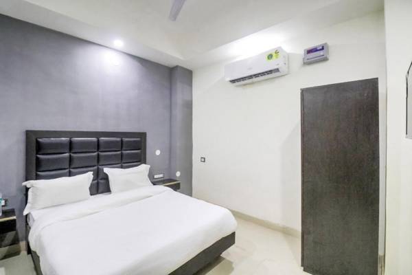 Collection O 79356 Mahavir Enclave