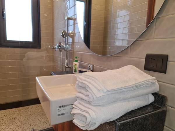 Apt# ONE-FOUR-TWO - with Lift - High Speed Wifi - Smart TV