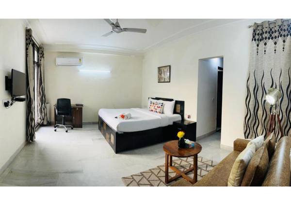 BluO Studio - Defence Colony - BathTub Balcony