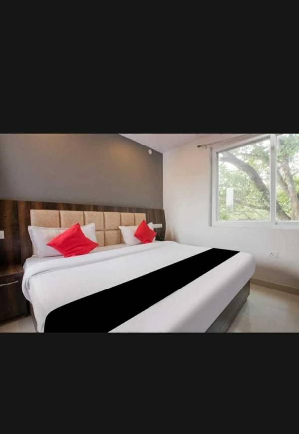 OYO 90919 Hotel Raas