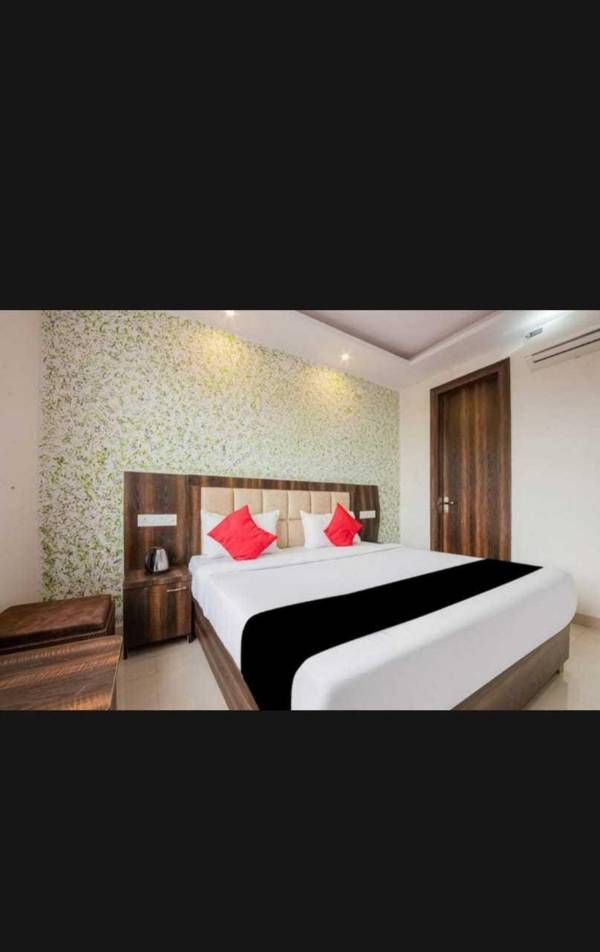 OYO 90919 Hotel Raas