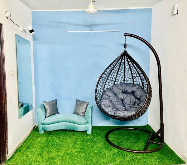 Lovely and spacious 2BHK With free parking in premises