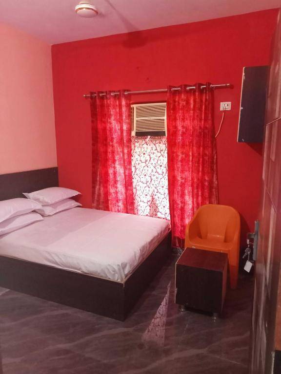 OYO 90792 Vs White House