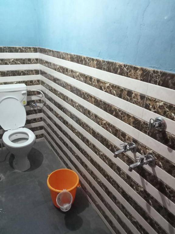 OYO 90792 Vs White House