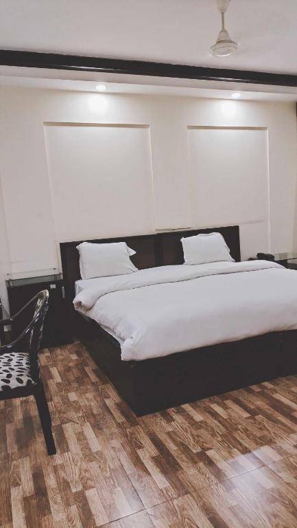 OYO 92019 Hotel Deluxe Room Stay