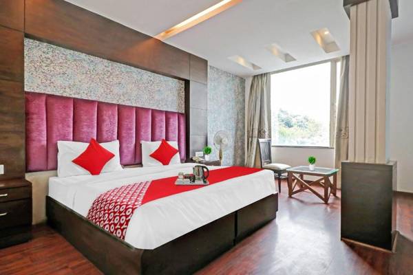 OYO 90654 Hotel Grand Luxury