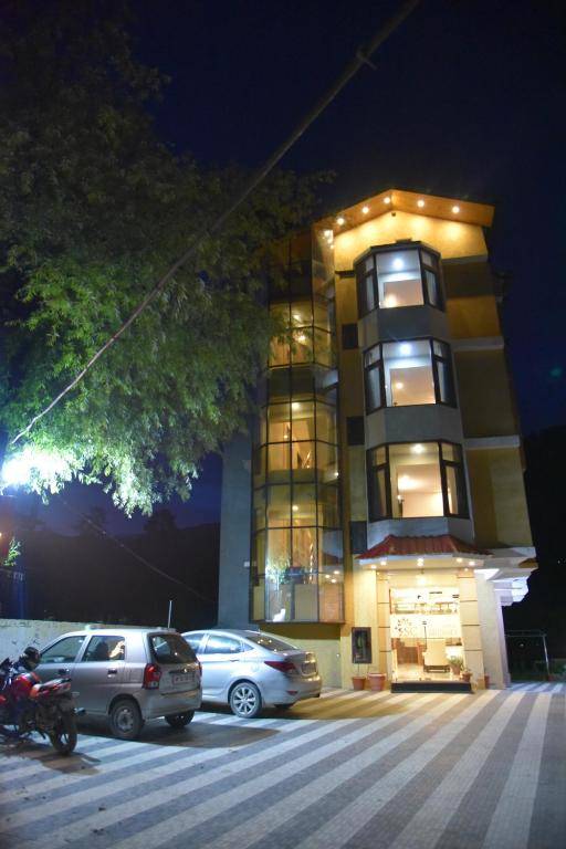 Hotel Ambika Residency Manali